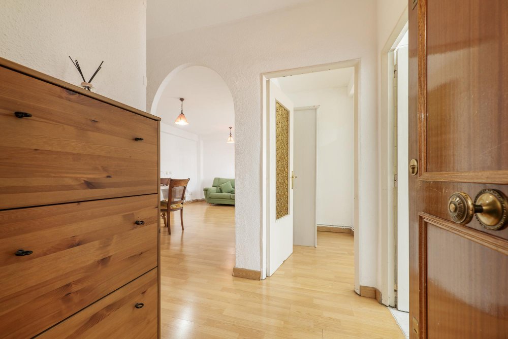 Custom Entryway & Mudroom Designs That Keep Homes Organized and Welcoming
